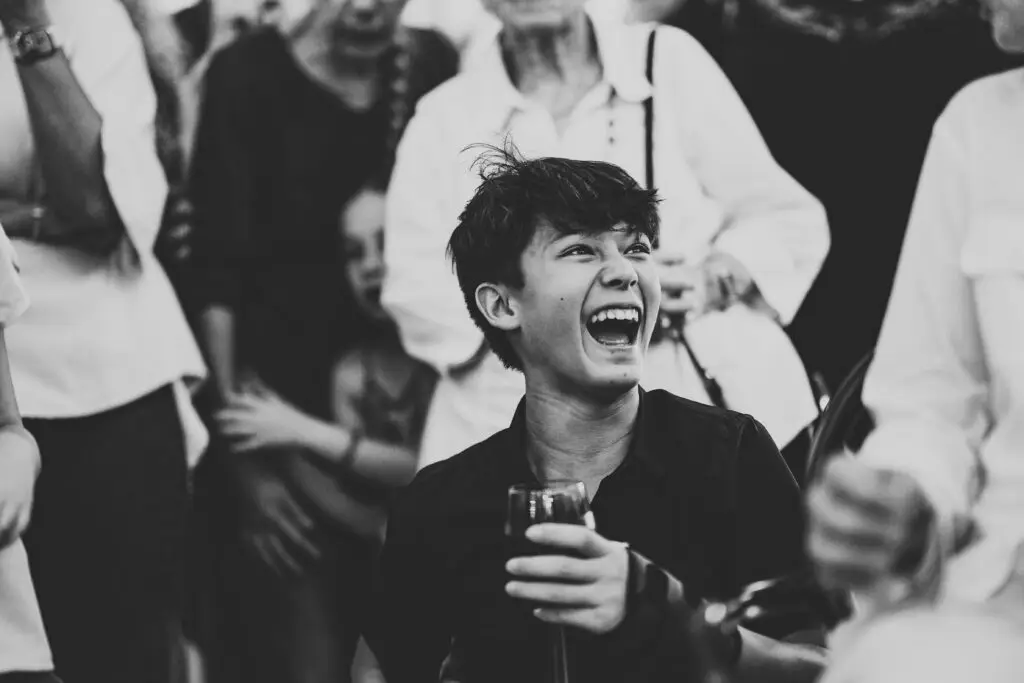 עלייה לתורה - ילד צוחק