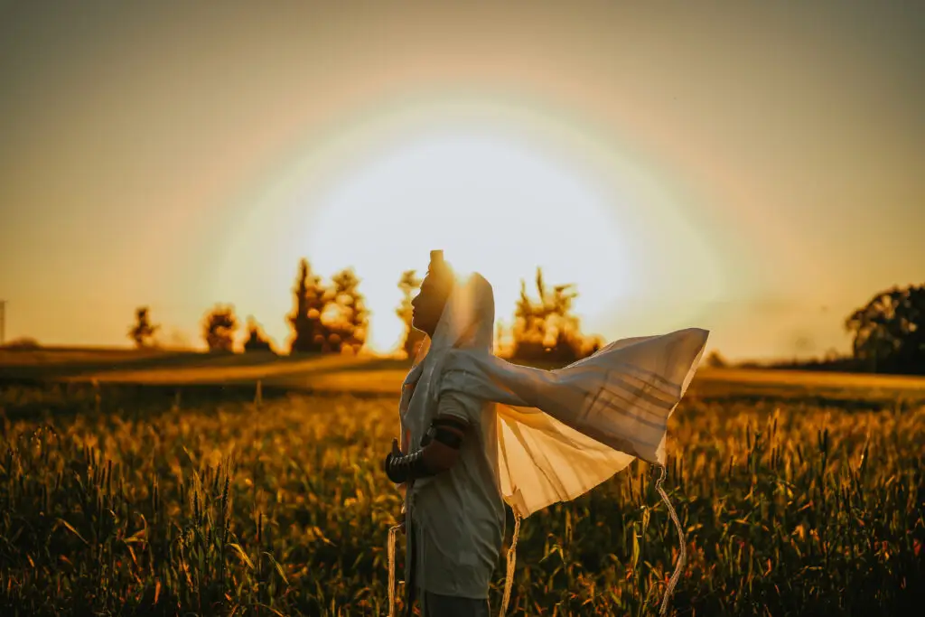 עלייה לתורה - ילד מניח תפילין בשקיעה