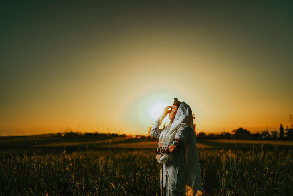 ילת מתפלל מול השקיעה צילום לייב מומנטס