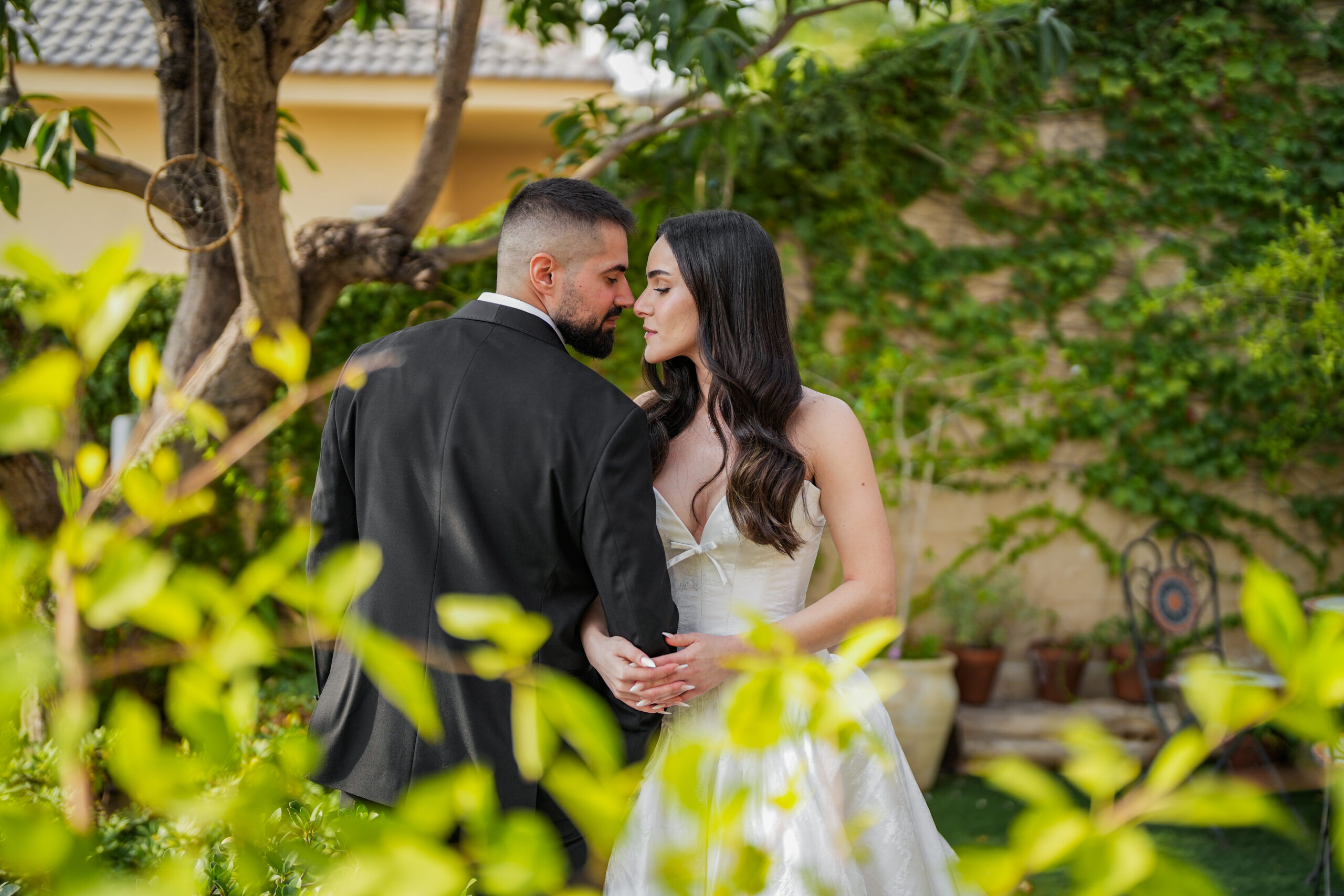 צילום חתונה בטבע – זוג ביום החתונה מצולם על ידי צוות Live Moments