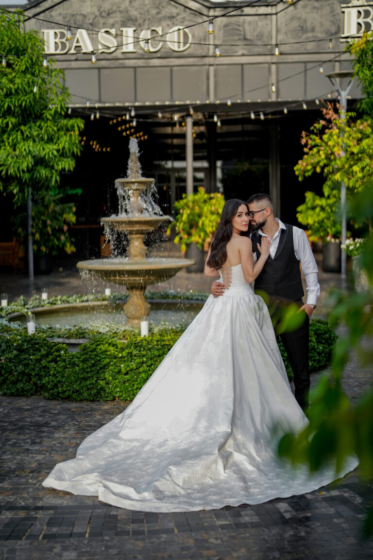 צילום חתונה – הכלה והחתן מתחבקים