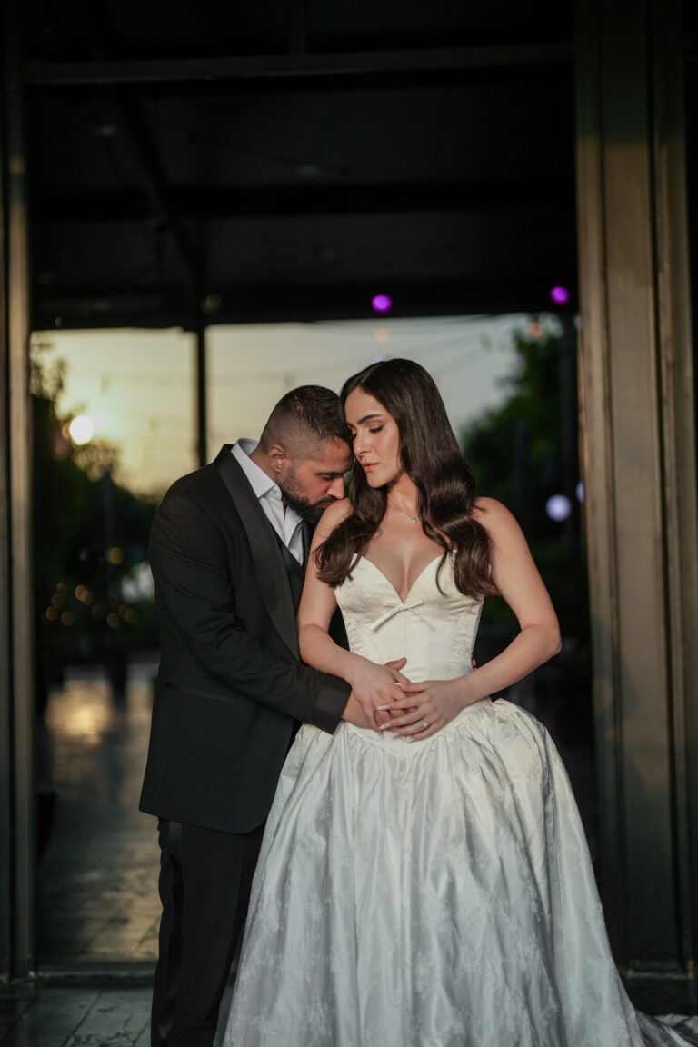 צילום חתונה – החתן מנשק את הכלה