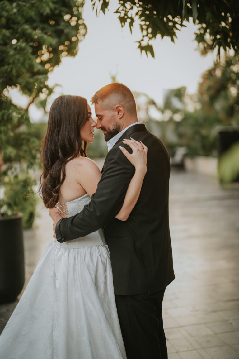 צילום חתונה – הכלה והחתן מסתכלים זה על זה